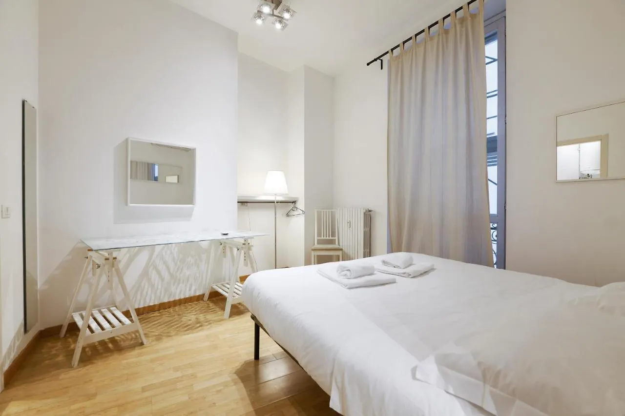 Luminoso Appartamento Con Balcone In Cadorna Milan