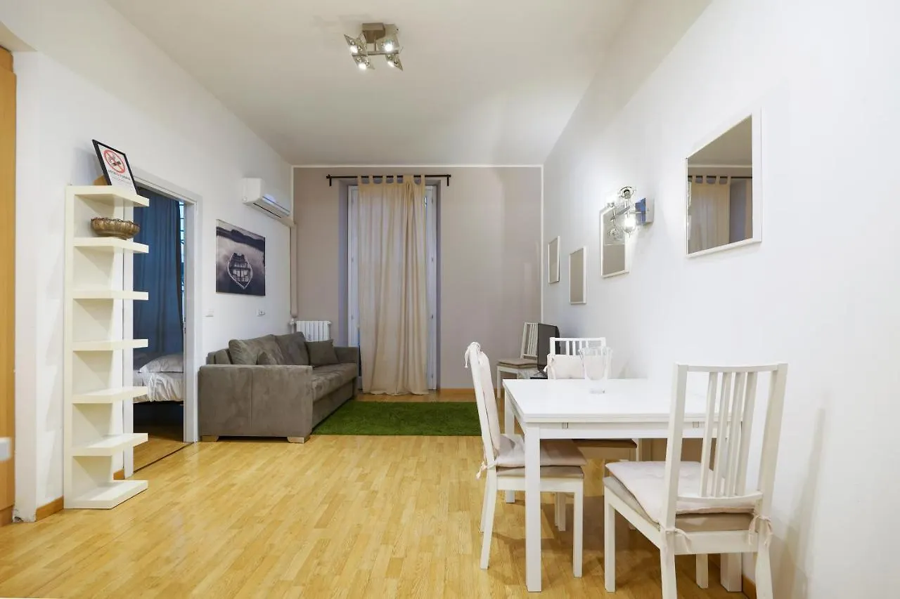Luminoso Appartamento Con Balcone In Cadorna Mediolan 0*,