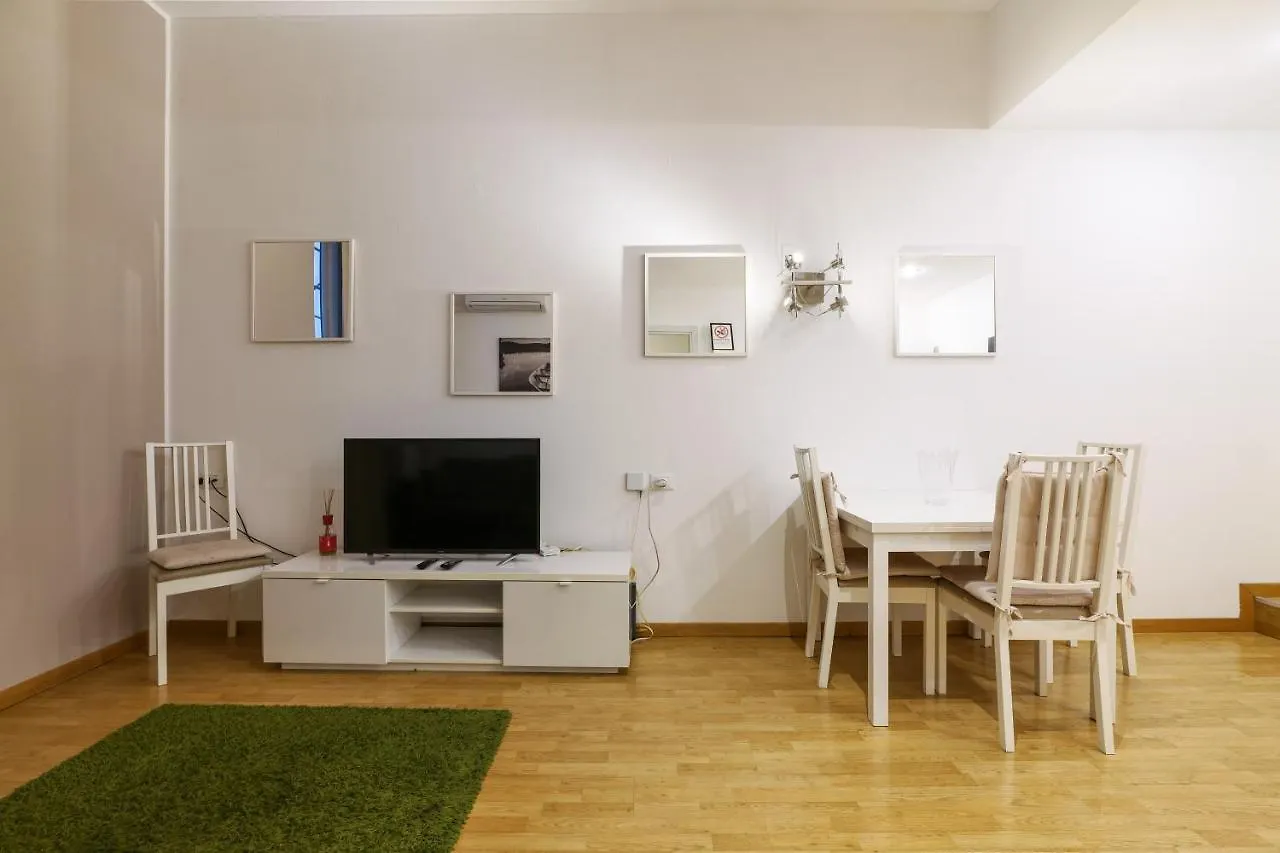 Luminoso Appartamento Con Balcone In Cadorna Mediolan Apartament